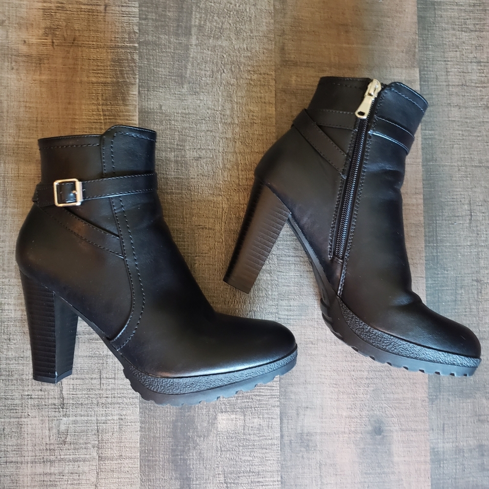 I.D. Required Finley Black Side-Zip Midi Ankle Boots Size 6 1/2 Like New!